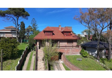 Importante Casa Familiar con Espacios de Reunion y Parque