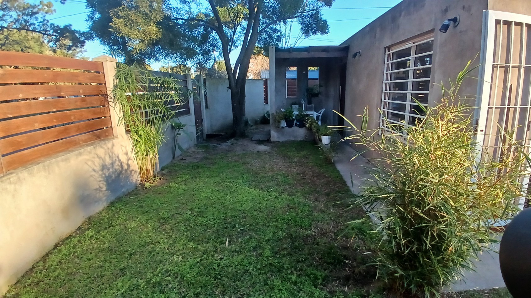 VENTA CASA CON 3 DPTOS EN ZONA GOLF DE VILLA GESELL