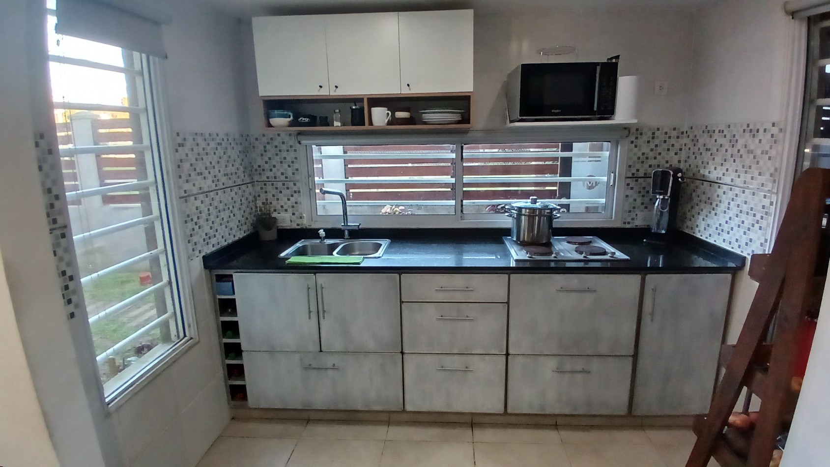 VENTA CASA CON 3 DPTOS EN ZONA GOLF DE VILLA GESELL