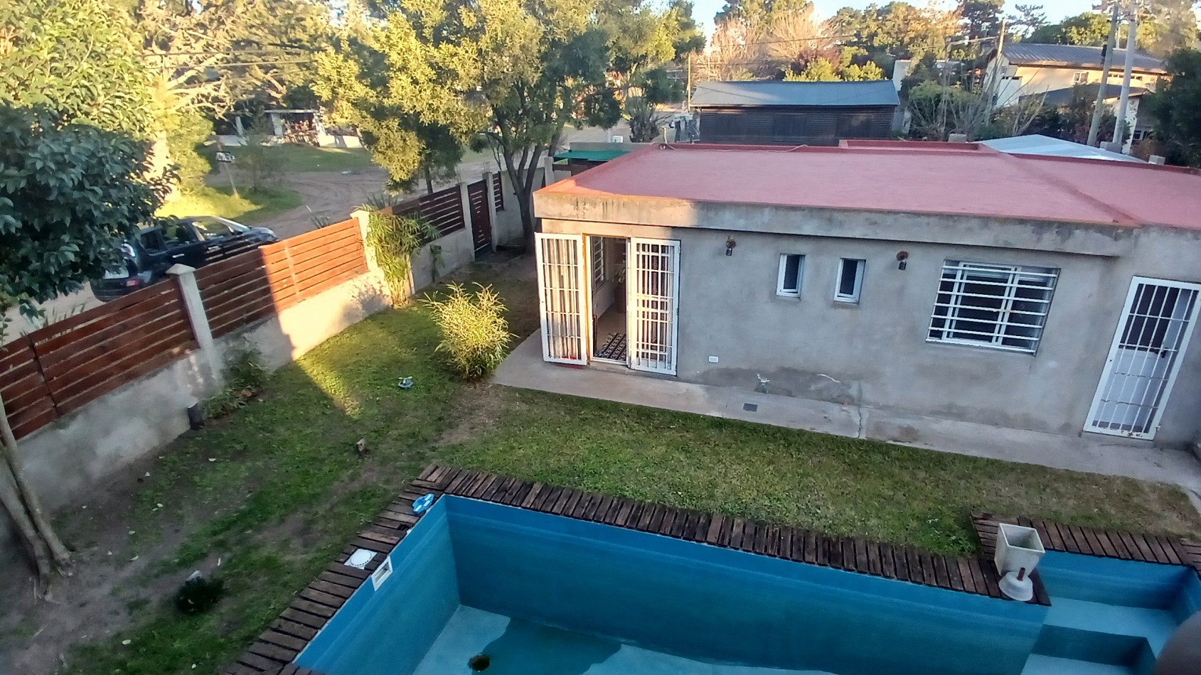 VENTA CASA CON 3 DPTOS EN ZONA GOLF DE VILLA GESELL