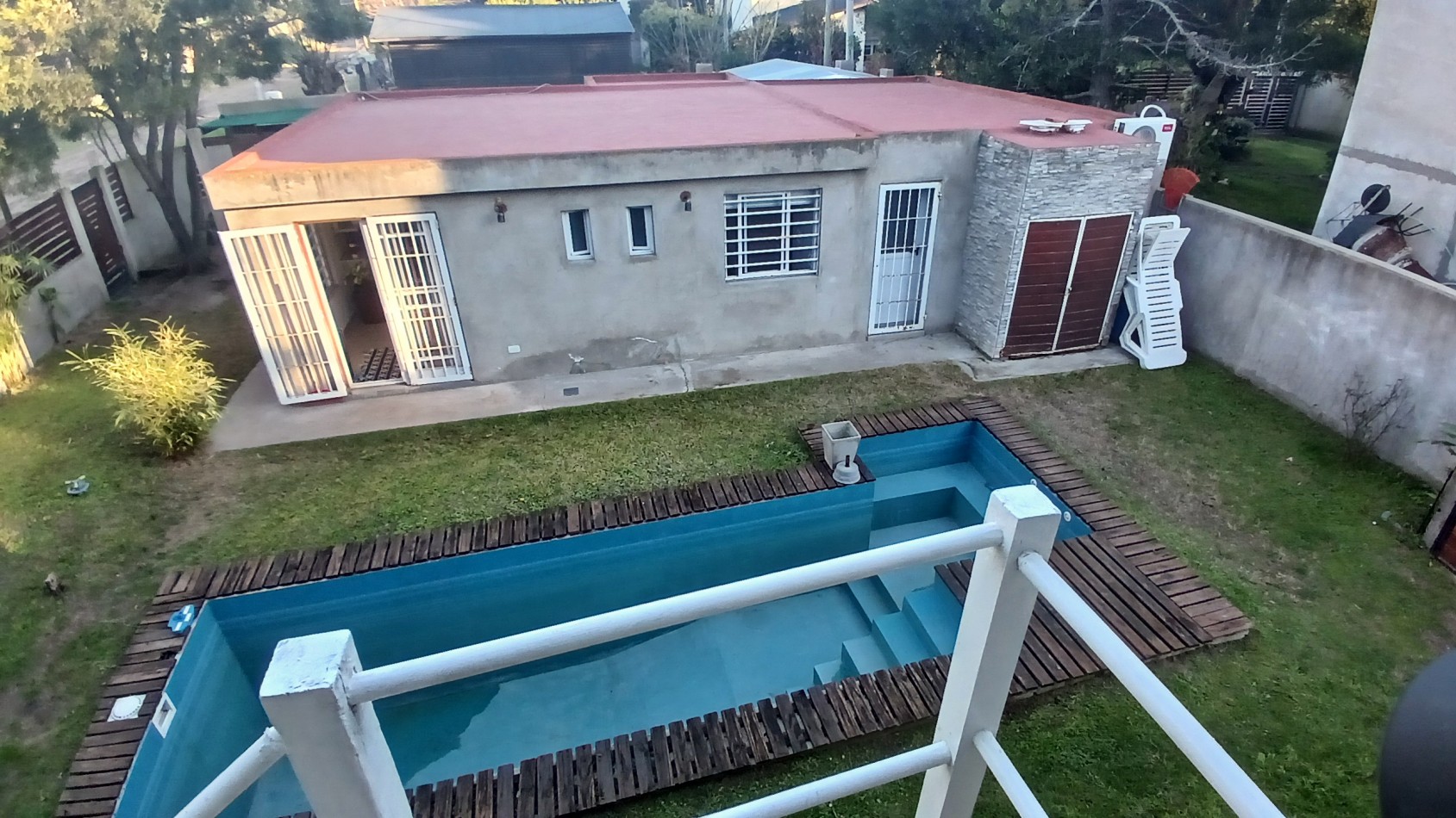 VENTA CASA CON 3 DPTOS EN ZONA GOLF DE VILLA GESELL