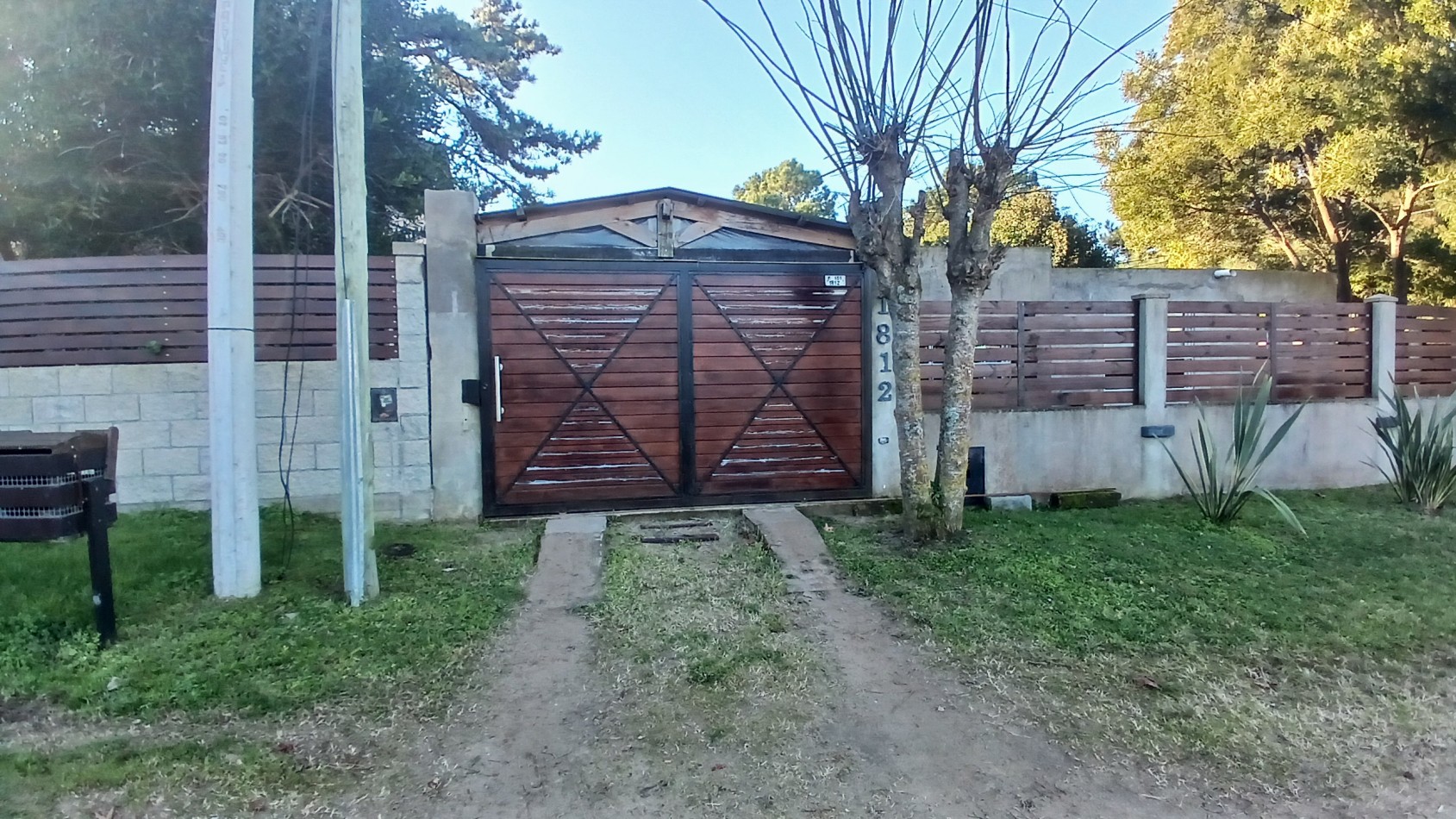 VENTA CASA CON 3 DPTOS EN ZONA GOLF DE VILLA GESELL