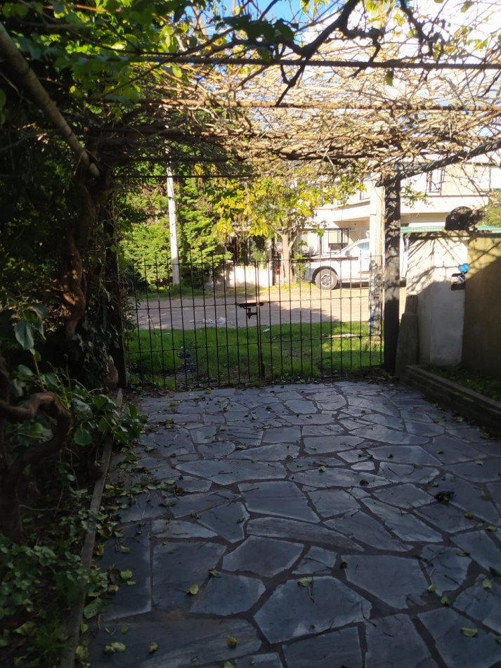 Casa 4 ambientes en Barrio la Carmencita